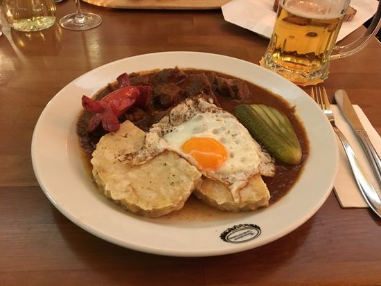 ein Fiakergulasch mit Semmelknödel