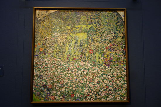 Gustav Klimt - Gartenlandschaft mit Berkuppe - 1916
Öl auf Leinwand