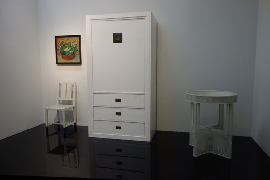 Wäscheschrank und runder Tisch -  Josef Hoffmann 
Primeln im Korb  und Sessel - Koloman Moser