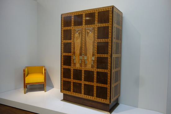 Armsessel und Intarsienschrank - Koloman Moser