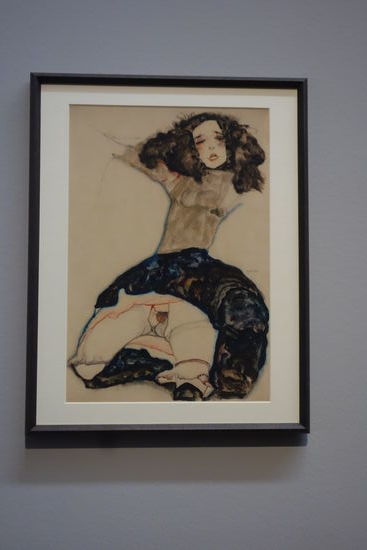 Egon Schiele - schwarzhaariges Mädchen mit hochgeschlagenem Rock - 1911