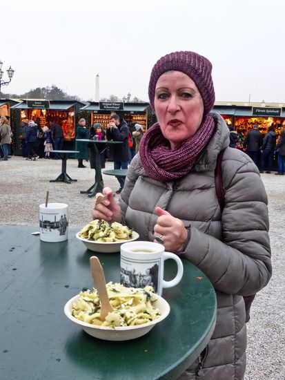 Nudel mit Schafskäse und Spinat im Pappkarton mit Holzlöffel - das heferl dürfen wir mitnehmen!