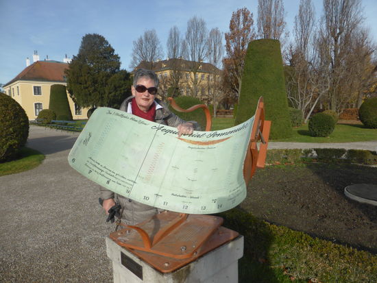 nun ist es soweit und man kann den Schatten des gespannten Drahtes genau am Finger von Ulrike erkennen.