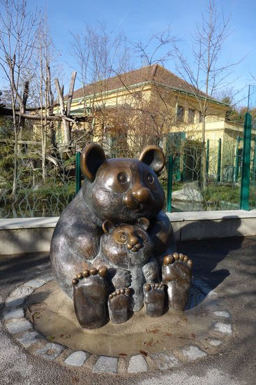 zahlreiche Skulpturen sind auf dem 16 ha großen Areal zu finden