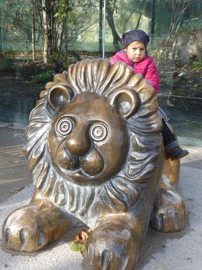 viele Kinder besuchen mit ihren Eltern den Zoo