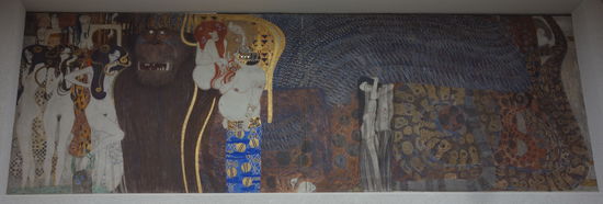 Ein Hauptwerk daraus ist der Beethovenfries von Gustav Klimt, den er eigens für diese große Gruppenausstellung geschaffen hat. (Stirnseite)