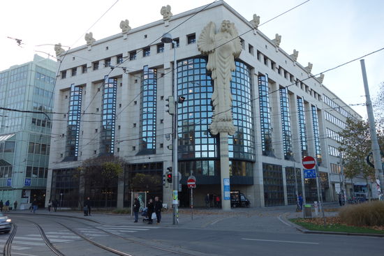 moderner Bau mit monumentaler Eckskulptur