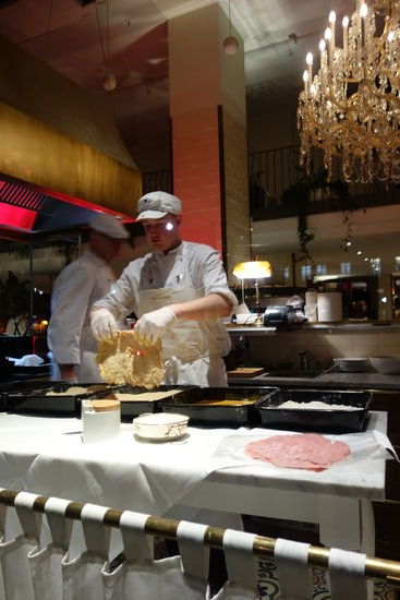 Dann wird es durch vier bereitstehende Panierwannen 'gezoppt' und dann in Nierenfett gebraten.