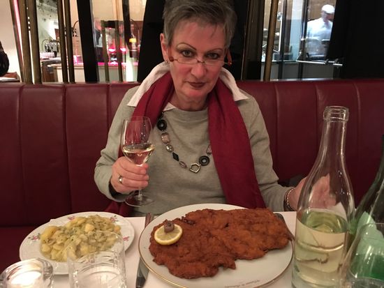 mit wählbaren Zutaten (Kartoffelsalat und/oder Gurkensalat) kommt das 'Monster' dann auf den Tisch