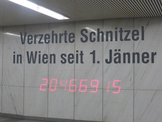 wie beliebt das Schnitzel hier ist wird laufend aktualisiert in der Ubahn per Zählwerk für das laufende Jahr angezeigt