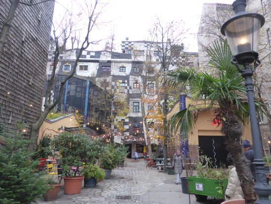 man kann es aber auch von der Dampfschiffstraße (Donauuferstr) betreten.