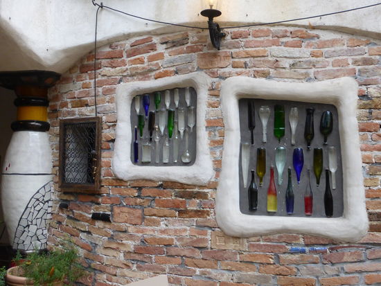 einfallsreiche Fenster im Hof