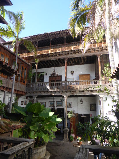 Die Balkone des Innenhofes gelten als Musterbeispiel kanarischer Architektur