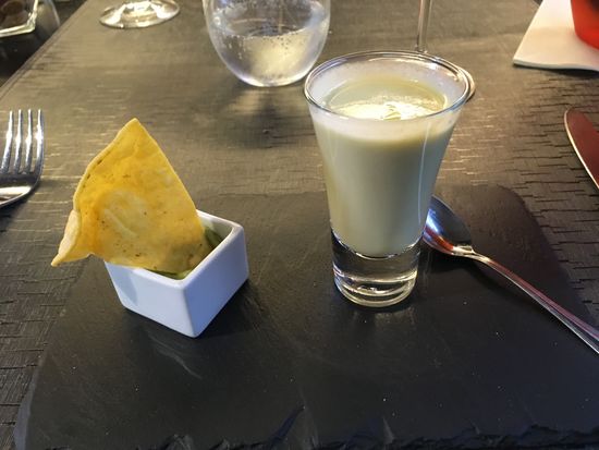 Der Gruß aus der Küche besteht aus einem kleinen Schälchen Guacamole und einer nicht näher definierten Gemüsesuppe – beides recht lecker.