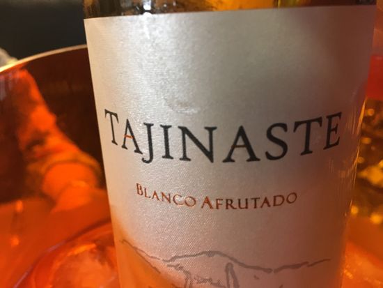 Wir leisten uns eine ganze Flasche ‚Tajinaste‘, ein Weißwein aus dem Orotavatal mit ganz eigenem Geschmack.