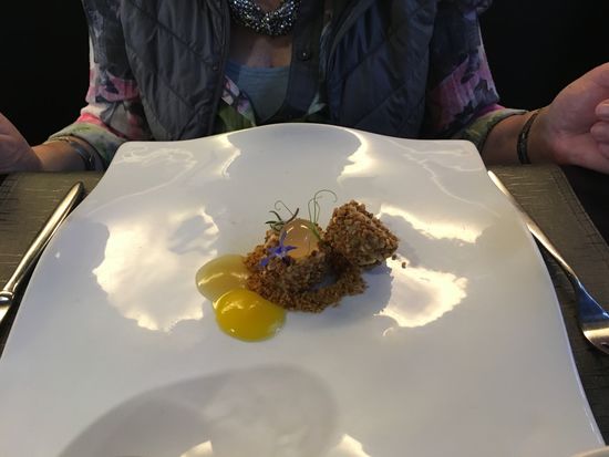 Ulrike wählt Gänseleber micuit mit karamellisierten Mandelstücken und einer Traube aus Amaretto und 48 Stunden bei 65 Grad gegartes Milchkalb und ist begeistert.