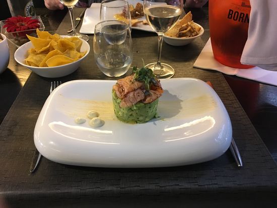 Ich ordere Avocadotartar mit mariniertem Lachs und – Ulrike fand es sofort in der Karte – das seit Jahren gesuchte ‚Bacalao al pil pil‘. Auch ich bin begeistert. Heute Abend gibt es bestimmt nichts mehr.