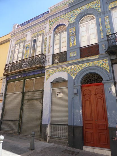 mitten Häusermeer ein Beispiel spanischen Jugendstils