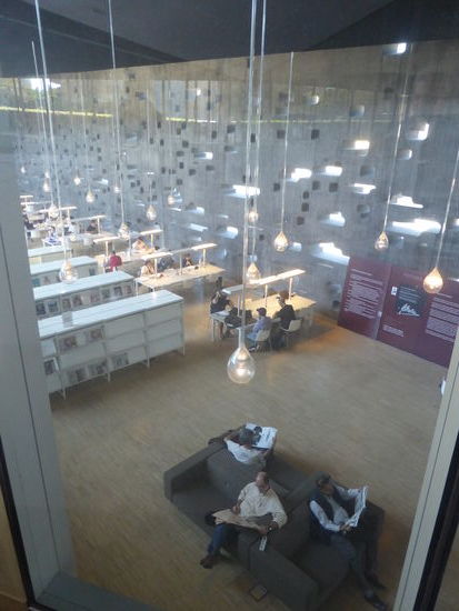 Blick von oben in die Blibliothek