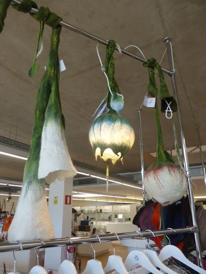 im Museumsshop bewundere ich die Filzarbeiten - versuchen wir doch selbst in unserem Aachener Projekt ähnliche Dinge zu präsentieren.