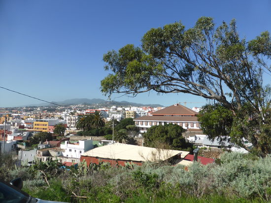 Vom Parkplatz schauen wir auf die Stadt