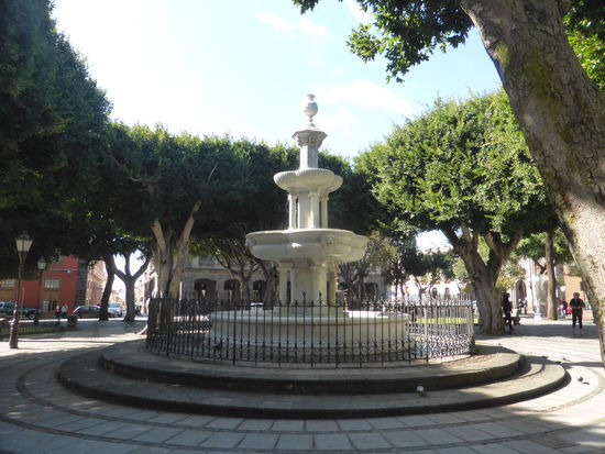 Plaza del Adelantado - die Mitte des Platzes schmückt ein Brunnen aus weißem Marmor, der mit Löwenköpfen verziert ist.