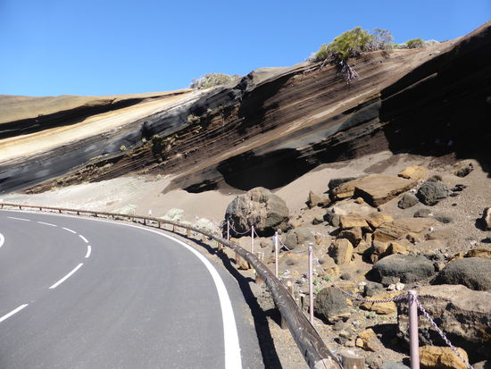 kurz vor dem Parque Nationale de Teide sieht man die unterschiedlichsten Schichtungen