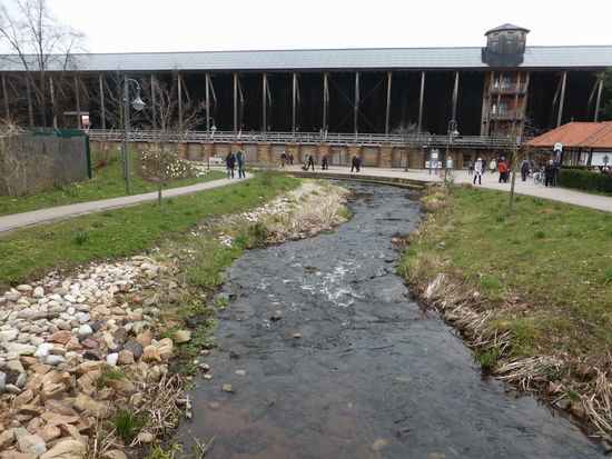 der Gradierbau der ehemaligen Saline Philippshall wurde 1847 errichtet - nach zweimaliger Brandzerstörung ist er seit 2010 wieder In Betrieb