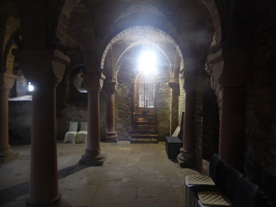 unter dem Chor liegt die 1979 rekonstruierte Krypta, der einzige Gebäudeteil der Klosterkirche, der in salischer Zeit eingewölbt war. Vier Säulen mit Würfelkapitellen tragen das Gewölbe mittig, das so drei Mal drei Joche bildet