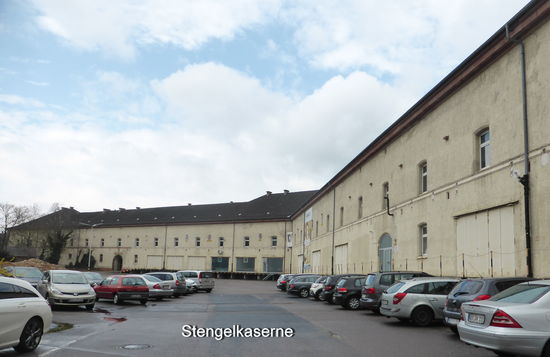 Die ehemalige „Stengelkaserne" wurde benannt nach dem bayerischen General Karl Freiherr von Stengel (1765 -1818) und bietet auch heute noch mit einer Länge von 220 m und 270 Schießscharten einen geschlossenen Anblick.