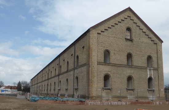 ehemalige Stadtkaserne mit Festungslazarett - davor wird der ehemalige Paradeplatz z.Zt. umgebaut