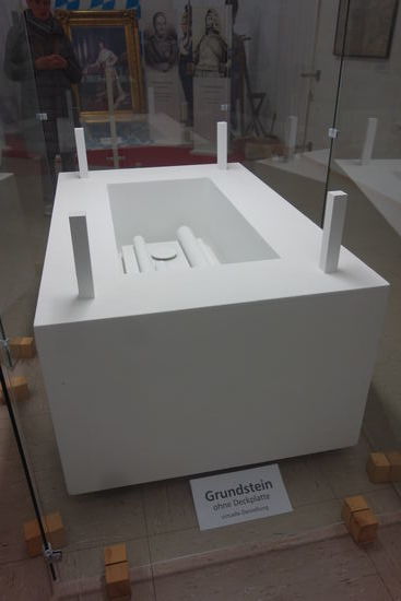 zur Veranschaulichung ein Modell des Grundsteins ohne Deckplatte, wie er vor dem Museum steht