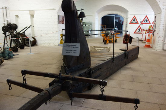 Holzschneepflug - von 4 Pferden gezogen - Räumbreite 3m - ca. 1850