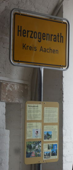 ein Ausstellungsstück speziell für uns als Aachener - wir kennen die Grenzstraße noch mit der alten Grenzmauer, auf der lange Zeit noch ein Zaun gestanden hat.