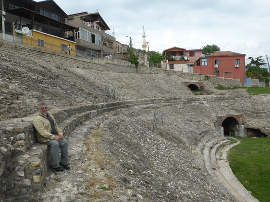 die elliptische Arena ist etwa 60 Meter mal 40 Meter groß, die ganze Anlage etwa 140 Meter lang