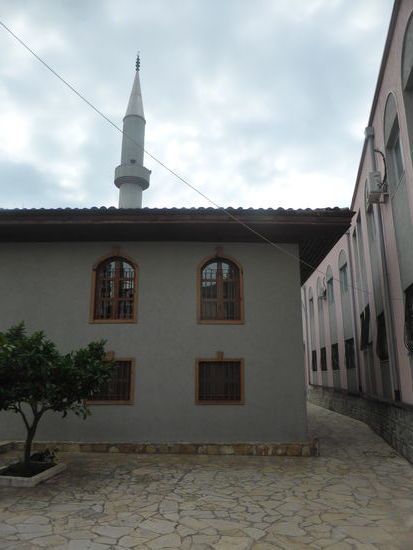 ihr Minarett wurde im Sozialismus wie bei allen Moscheen im Lande abgerissen - nach 1992 jedoch wieder aufgebaut