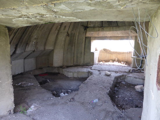 er scheint aus fertigen Betonbauteilen zusammengesetzt zu sein