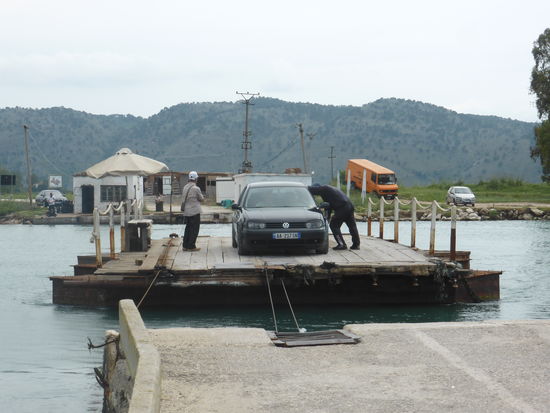 kommt man von Süden - muß man mit einer Seilzugfähre über den engen Verbindungskanal übersetzen