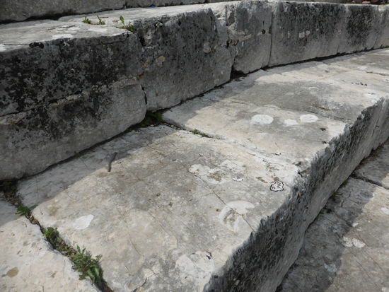 die VIP-Sitze hatten zusätzliche Rillen zur Begrenzung der Füße der Dahintersitzenden