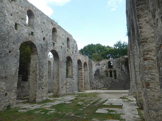 ganz im Osten liegt die Apsis, über der sich drei große Fenster befinden