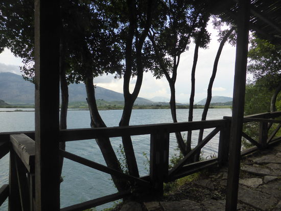 der Weg führt am Kanal entlang