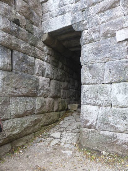 Stadttor in einer massiven Mauer