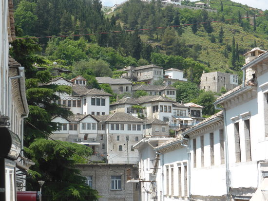 Die Häusermauern, die Dächer, ja sogar das Straßenpflaster erzeugen eine Melange in Grau.