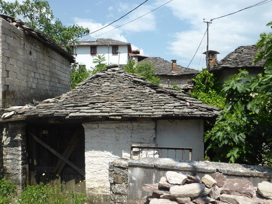 selbst die Dächer werden mit dem lokalen Kalkstein gedeckt