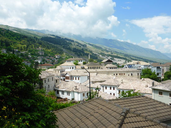 der Weg nach oben gibt bereits erste Blicke auf das Häusermeer frei