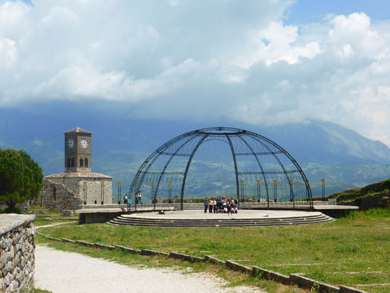 Uhrenturm und Freilichtbühne