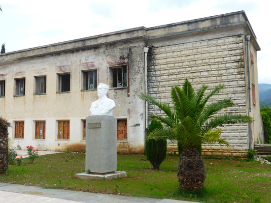ehemaliges Kulturhaus - erbaut auf dem Grund der 1962 abgerissenen orthodoxen Kirche