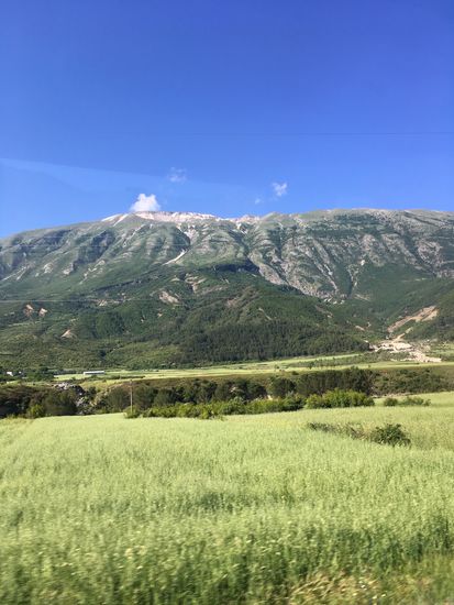 schneebedeckte Berge in den Tälern