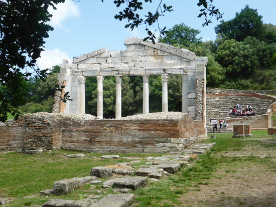 rechts vorne Reste der Fundamente des Triumphbogens