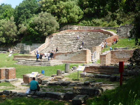 hier vorne links  - dahinter die Bibliothek und das Odeon